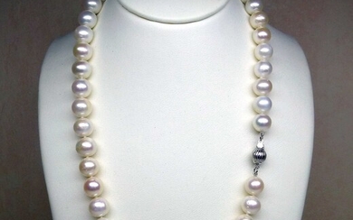 Un très joli et important collier de perles de culture naturelles diamètre 9,5 mm d'une...