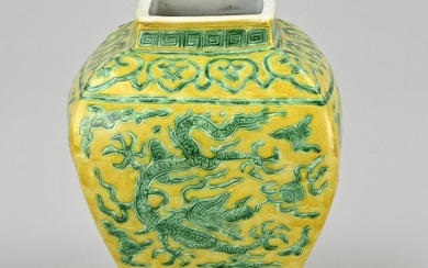 Vase chinois en porcelaine de forme carrée, à décor de dragon vert. Marque inférieure à...