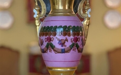 Vase de forme Médicis en porcelaine polychrome... - Lot 7 - L'Huillier & Associés