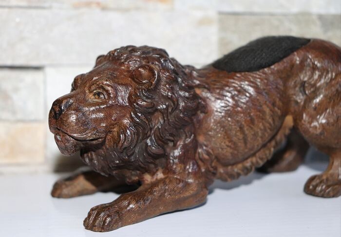 Vienna Foundry, possibly Bergman - Lion, Sculpture - Bronze (cold painted) - Early 20th century