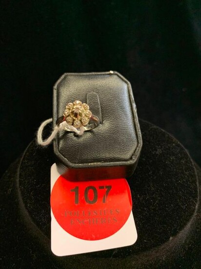 WHITE GOLD FLOWER-SHAPED RING SET WITH DIAMONDS. GROSS WEIGHT 4.05 G