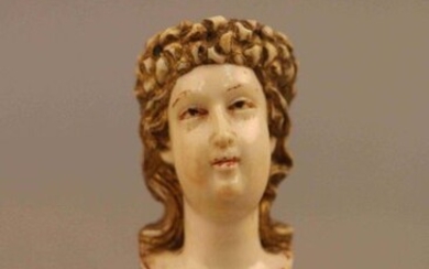 WOMAN'S HEAD crowned in ivory with traces of polychrome and gold. Probably Hispanic work from the end of the 17th century. Height : 5,6 cm