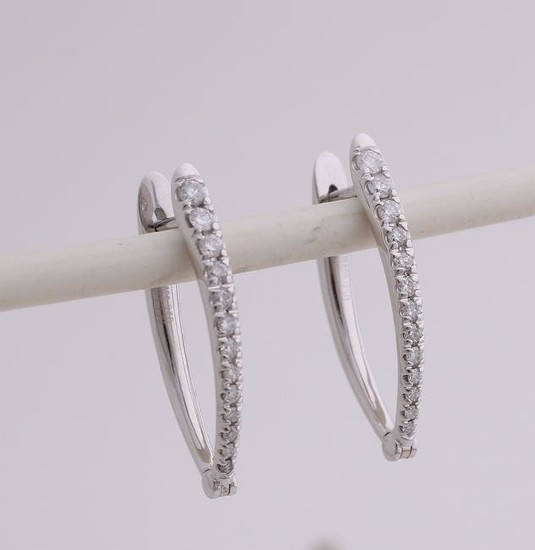 White gold earrings, 750/000, with diamond. Fine blow