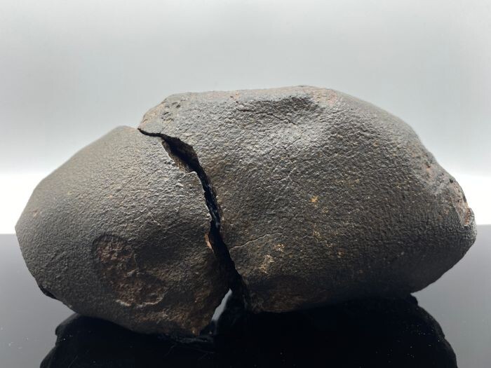 XXL MUSEUM !! NWA type H Chondrite Meteorite With Fusion crust and broken into 2 pieces by impact !! - 3.28 kg - (2)