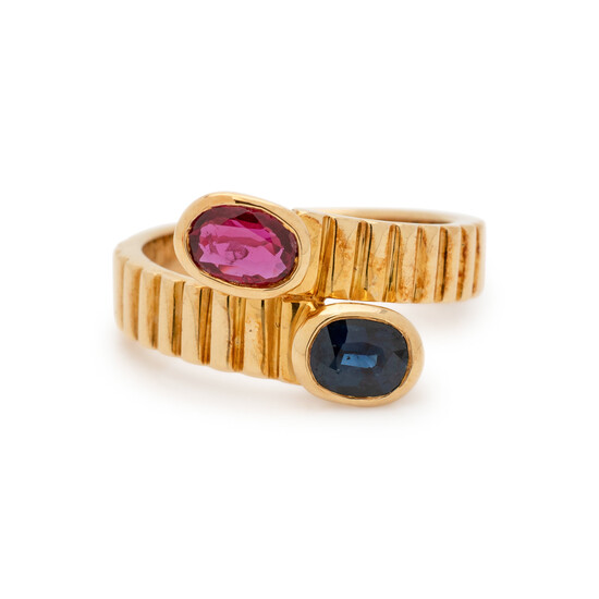 YELLOW GOLD, RUBY AND SAPPHIRE RING