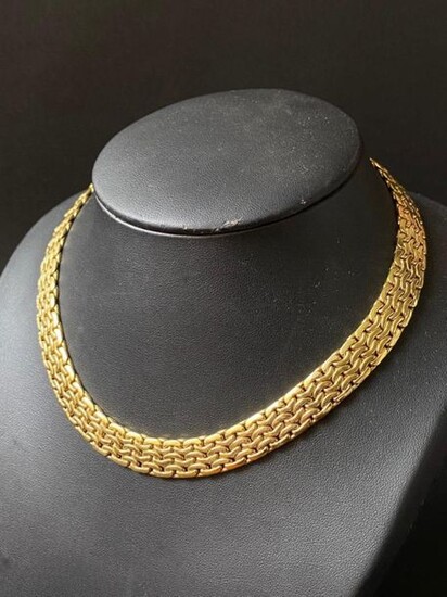 Yellow gold necklace with interlaced flat meshes