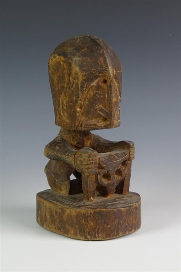 (-), houten Korwar beeld met voorstelling vanzittend figuur,...