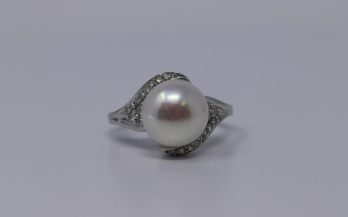 14Kt White Gold Diamond / Pearl Ring