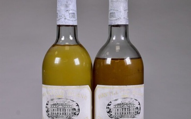 2 bouteilles, Bordeaux Blanc, Pavillon Blanc du Château Margaux, 1980. 1 TLB et 1 ME....