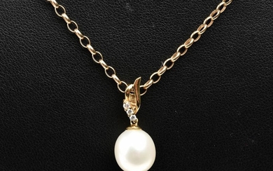 A SOUTH SEA PEARL AND DIAMOND PENDANT IN 18CT GOLD TO A BELCHER LINK CHAIN IN 9CT GOLD