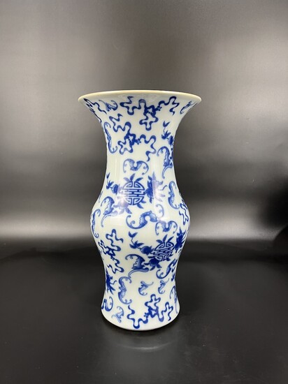 二十世纪青花福寿花菇瓶 20THC BLUE AND WHITE BEAKER VASE