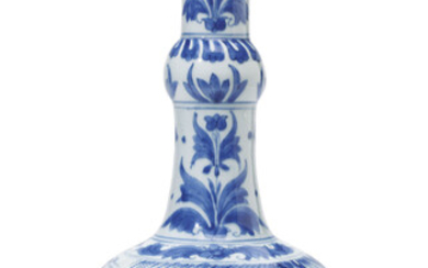 A CHINESE BLUE AND WHITE BOTTLE VASE, TRANSITIONAL PERIOD, MID-17TH CENTURY