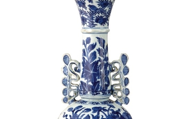 A CHINESE EXPORT BLUE AND WHITE BOTTLE VASE KANGXI PERIOD, CIRCA 1700