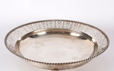 A shallow circular silver bowl, Birmingham 1946, with