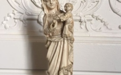 VIERGE A L’ENFANT en ivoire sculpté reposant sur u…