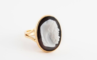750 °/°° gold ring decorated with a two-layer onyx cameo...