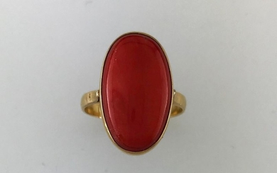 750°/°°gold ring with a coral cabochon, TD75, Gross...