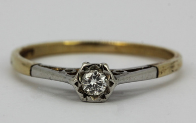 9CT YELLOW AND WHITE GOLD DIAMOND SOLITAIRE RING.