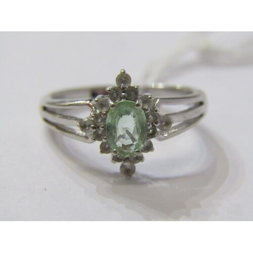 9ct YELLOW GOLD GREEN & WHITE STONE CLUSTER RING, Size 'O'
