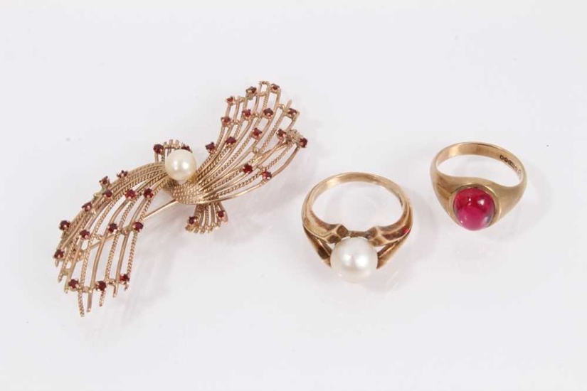 9ct gold spray brooch, together with 9ct gold cultured pearl ring and 9ct gold red cabochon ring