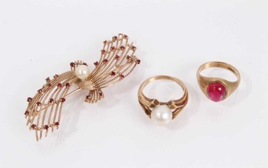9ct gold spray brooch, together with 9ct gold cultured pearl ring and 9ct gold red cabochon ring