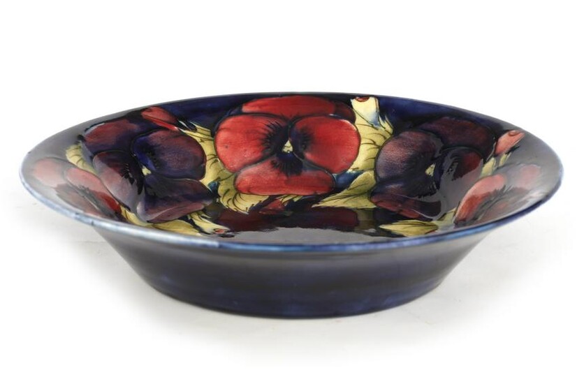 A 1930S/40S MOORCROFT LARGE SHALLOW DISH WITH EVER