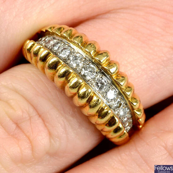 A 1970s 18ct gold graduated brilliant-cut diamond ring, with raised, grooved sides.