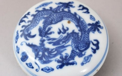 A 19TH / 20TH CENTURY CHINESE BLUE & WHITE PORCELAIN