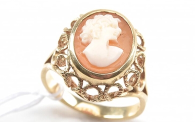 A CAMEO RING IN 9CT GOLD, SIZE P, 4.3GMS