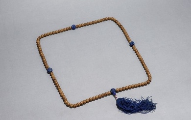 A CHINESE AGARWOOD AND LAPIS LAZULI NECKLACE