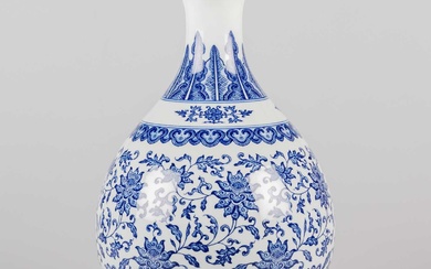 A CHINESE BLUE AND WHITE PEAR-SHAPED VASE, YUHUCHUNPING