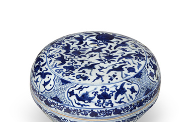 A CHINESE BLUE AND WHITE PORCELAIN CIRCULAR BOX AND COVER...
