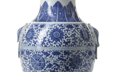 A CHINESE BLUE AND WHITE VASE, CHINA, QING DYANSTY