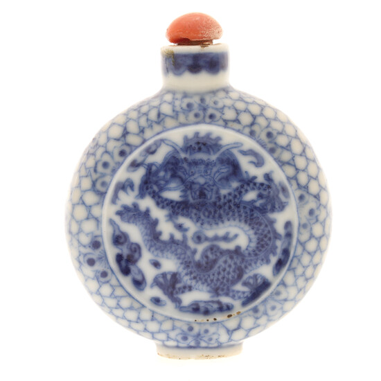 A CHINESE MOON FLASK SHAPE UNDERGLAZE BLUE PORCELAIN SNUFF BOTTLE, 19TH CENTURY.