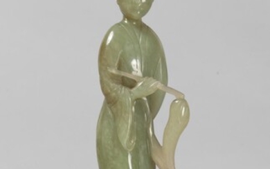 A CHINESE SERPENTINE SCULPTURE REPRESENTING A FEMALE BEAUTY FIRST HALF OF THE 20TH CENTURY.