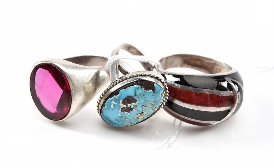 A COLLECTION OF DRESS RINGS IN STERLING SILVER INCLUDING ENAMEL, TURQUOISE AND RED STONE, SIZES N-S-T