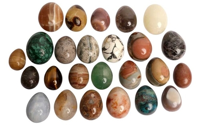 A COLLECTION OF SPECIMEN MARBLE AND AGATE EGGS OR HAND COOLERS