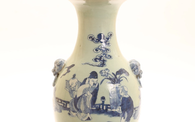 A Chinese porcelain vase, 19th century.
