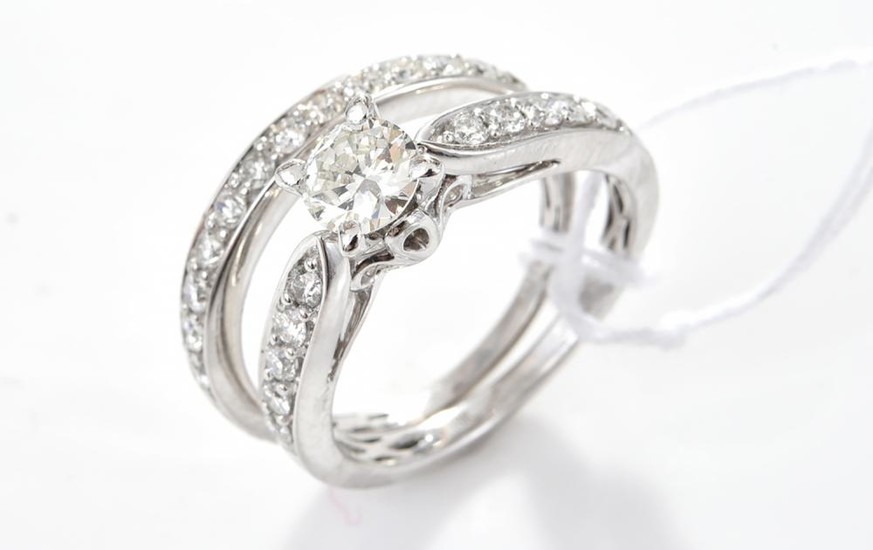 A DIAMOND RING AND WEDDER IN 18CT WHITE GOLD, CENTRAL DIAMOND WEIGHING 0.50CTS