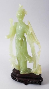 A GOOD 19TH / 20TH CENTURY CHINESE CARVED JADE FIGURE