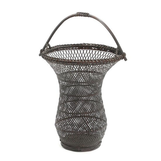 NOT SOLD. A Japanese openwork woven bamboo ikebana basket. Signed. 1940-50s. H. incl. handle 42 cm. – Bruun Rasmussen Auctioneers of Fine Art