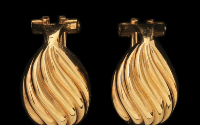A PAIR OF 18K GOLD CLIP ON EARRINGS
