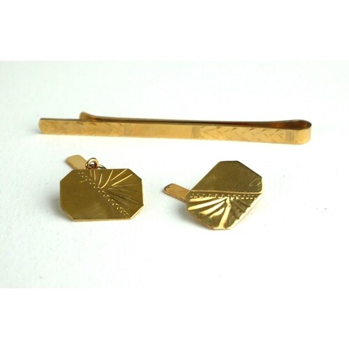 A PAIR OF 9CT GOLD CUFFLINKS Along with a tiepin, boxed.