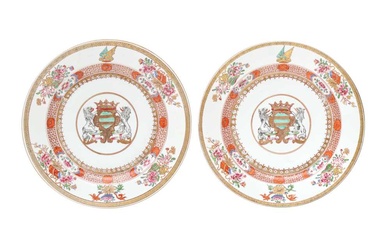 A PAIR OF CHINESE EXPORT FAMILLE-ROSE ARMORIAL DISHES 清十八至十九世紀 外銷粉彩徽章紋盤一對