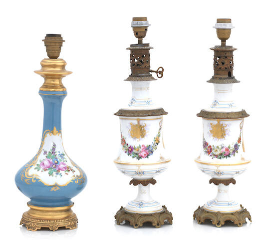 A PAIR OF FRENCH 19TH CENTURY PORCELAIN AND BRONZE MOUNTED TABLE LAMPS