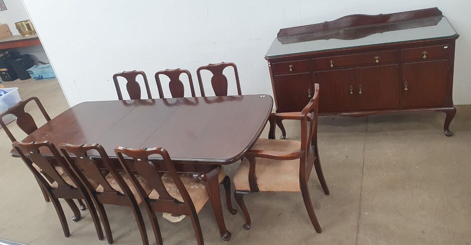A PERIOD STYLE MAHOGANY FINISHED TEN PIECE DINING SUITE