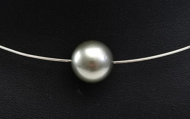 A TAHITIAN PEARL (13.7MM) NECKLACE IN STERLING SILVER