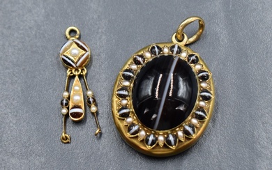 A Victorian gold hair locket having a banded agate cabochon to front within a surround of split