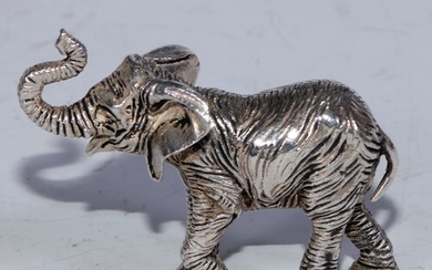 A cast silver novelty model of an African elephant, 6cm long