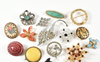A collection of costume jewellery brooch pins. To brooches to include rhinestone set, gold tone, silver tone, dolphin, paste orchid, pottery. Measures smallest 3.5cm largest 8cm. Total weight 140g.